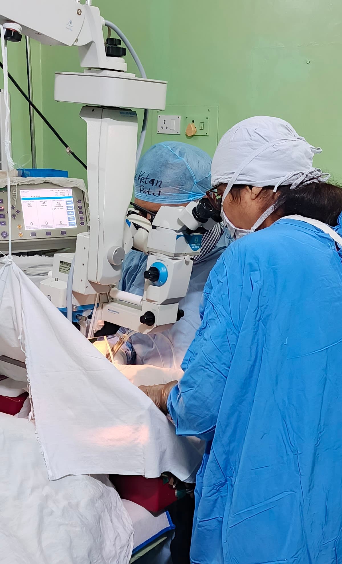 Dr. Reena performing phacosurgery